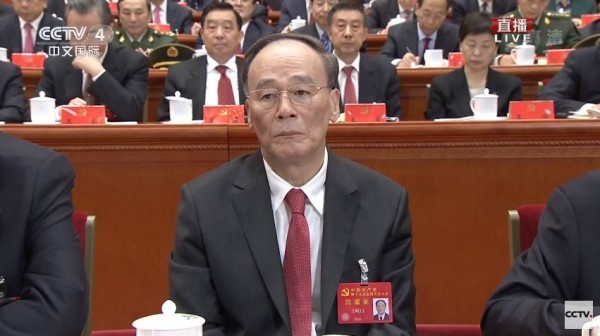 中央紀律檢查委員會書記王岐山則是若有所思,面色不佳。(圖擷取自YouTube)