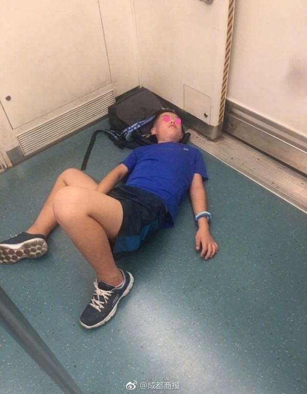 中國近日網傳一名小學生於十一長假收假當天一進地鐵列車就躺在地板上，口中還不斷唸著「再也沒有假了、再也沒有假了」。（圖擷自微博）