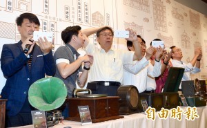 台北市長柯文哲（左三）14日下午至迪化街出席觀傳局大同進行曲系列活動，過程中以手機VR實境功能觀看迪化街簡介。（記者羅沛德攝）