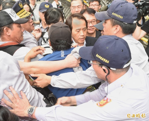 林欽榮今日被反年改群眾推擠。(記者方賓照攝)