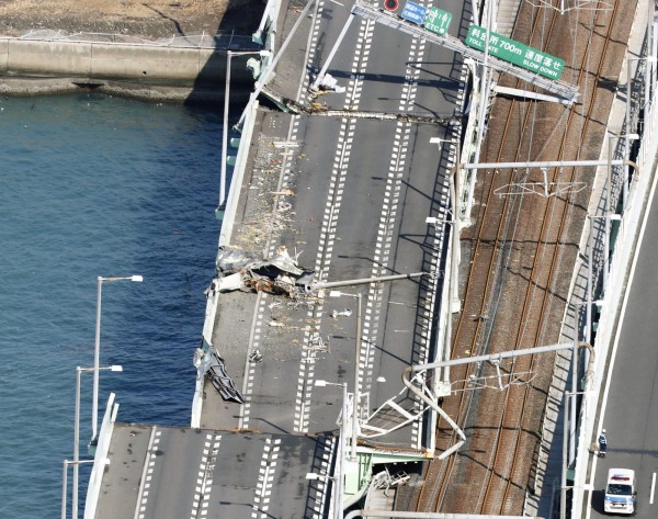 關西國際機場唯一對外聯絡橋遭到油輪衝撞毀壞，造成機場對外聯繫一度中斷。（路透）