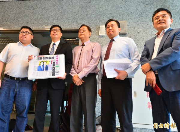 國發院原地主的兒子葉頌仁（右3）在民進黨立委們陪同下，到不當黨產委員會提出檢舉。（資料照，記者王藝菘攝）