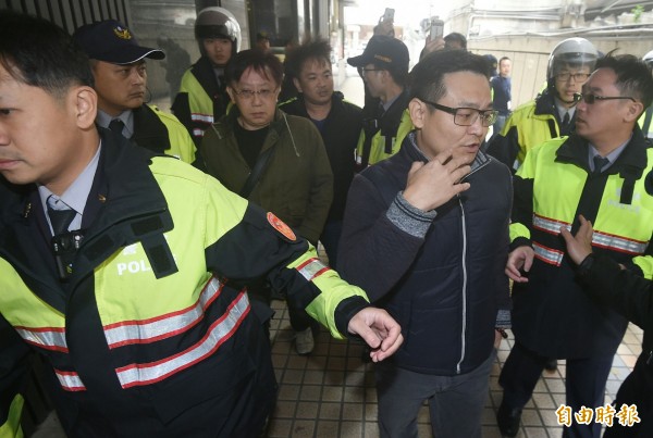 胡男等3人與學生發生多起口角、推擠衝突,最後被大批警力依現行犯逮捕。(記者廖振輝攝)