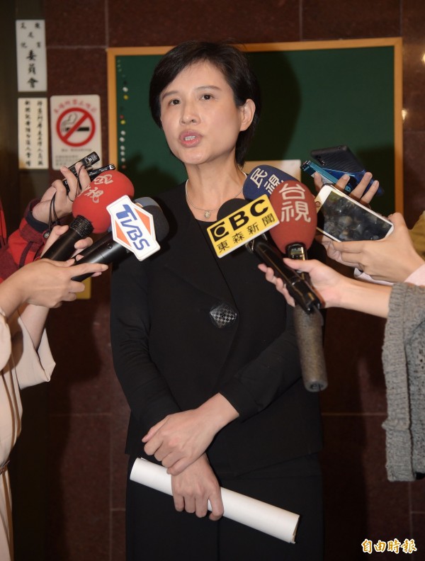 文化部長鄭麗君：盧秀燕惡意中傷 請律師正式提告