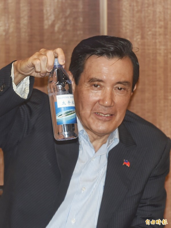 前總統馬英九拿出的「太平水」，其實只是道具，裡面裝的是一般的礦泉水。（記者方賓照攝）