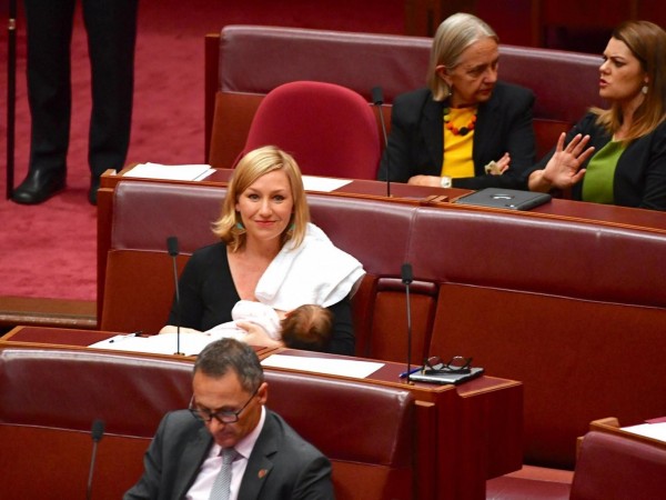 澳大利亚女议员在国会哺乳 被赞创造历史