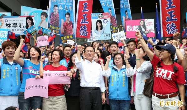 國民黨台北市長候選人丁守中於今天登記參選台北市長。（記者方賓照攝）