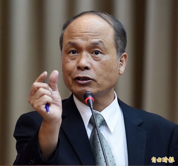 財政部長張盛和堅稱,調降後稅收不減反增,主張維持現行稅率。但遭許多學者及相關數據打臉。(資料照,記者簡榮豐攝)