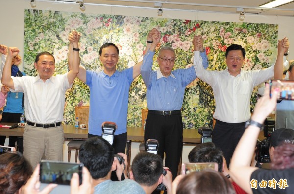 國民黨主席吳敦義（右二）、新北市長朱立倫（左二）和新北市長參選人侯友宜（左一）參加「與周錫瑋有約」，4人一同握手呼口號，營造國民黨大團結氣氛。右一為前台北縣長周錫瑋。（記者王藝菘攝）