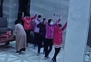 不顾饭店房客,大妈自顾自跳起广场舞。(图撷自网路)