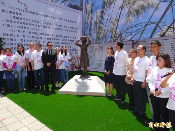 前总统马英九(穿西装者)参加台南市慰安妇铜像揭幕。(记者王俊忠摄)