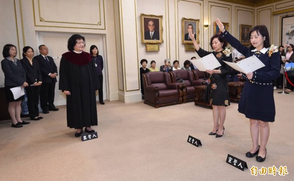 不分区立委林奕华(右)、陈静敏宣示就职。(记者刘信德摄)