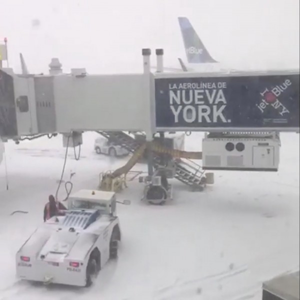 遭受30年來最大暴風雪侵襲，紐約宣佈入緊急狀態。逾1700航班取消。（路透）