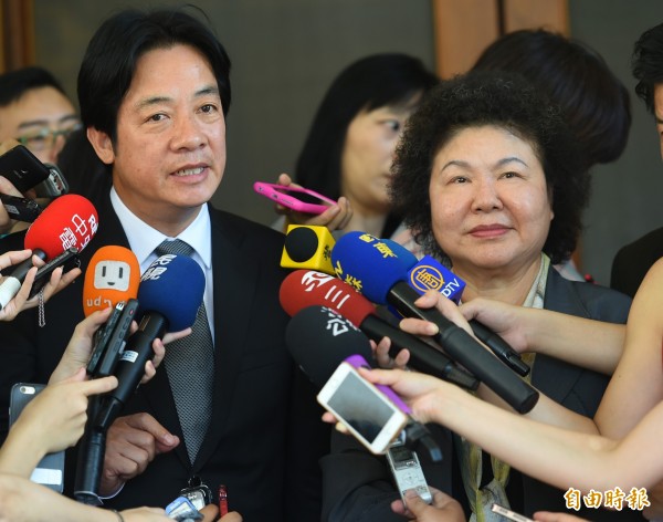 媒體公布的政治人物滿意度民調顯示,國內聲望最高前兩名仍由高雄市長陳菊、台南市長賴清德包辦。(資料照,記者張嘉明攝)