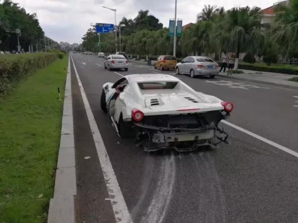 價值千萬的法拉利被撞到面目全非，車輪噴飛、車體凹陷，成為一坨廢鐵。（圖擷自青年網）