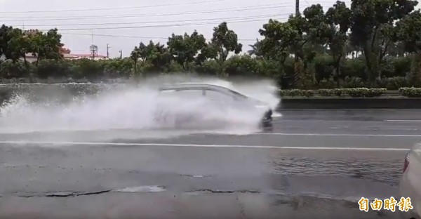 豪雨續襲南台，台鐵南迴線路基沖失、海運66班停航...。（記者陳彥廷翻攝）