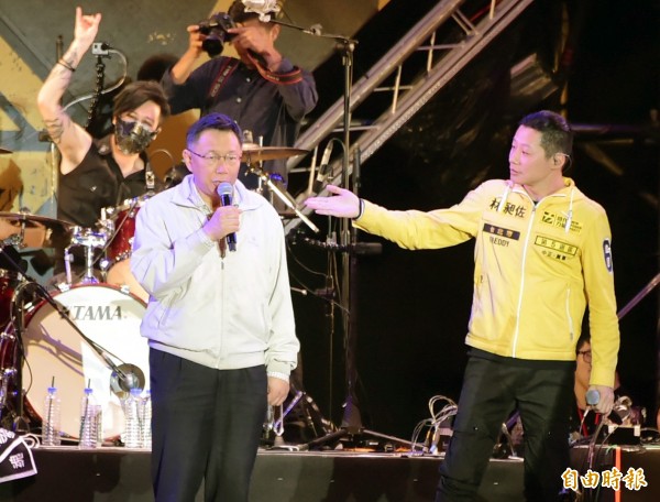 閃靈《鎮魂護國》演唱會,台北市長柯文哲(左2)搞笑應徵主唱。(記者胡舜翔攝)