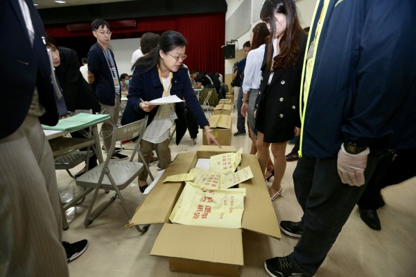 台北地院3日赴北市選委會進行驗票程序。(台北市攝影記者聯誼會提供)