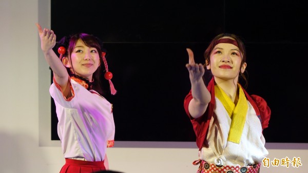 第五屆台北國際動漫節4日進入第3天行程,偶像團體們賣力的演出,希望得到粉絲們的應援。(記者叢昌瑾攝)