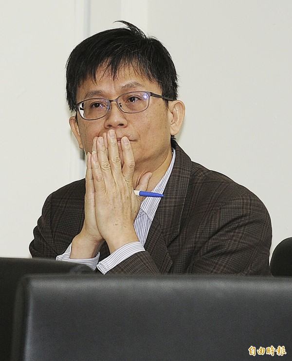 環保署環評大會「審核修正通過」深澳燃煤電廠更新擴建環差案,投下關鍵一票的環保署副署長詹順貴成為箭靶。(資料照)
