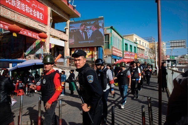 中國當局強逼新疆學生吃豬肉，引發大規模抗議。圖為在新疆巡邏的中國警察。（美聯社）