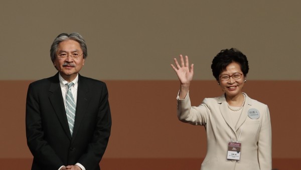 林鄭月娥(右)獲得北京當局的支持,獲得777張選票成為香港首位女特首,民間聲望高的曾俊華(左)以365票落選。(美聯社)