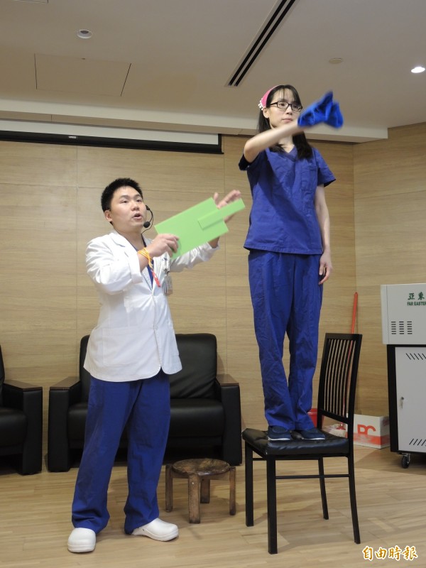 以凳代踮可避免肩頸症候群。(記者翁聿煌攝)