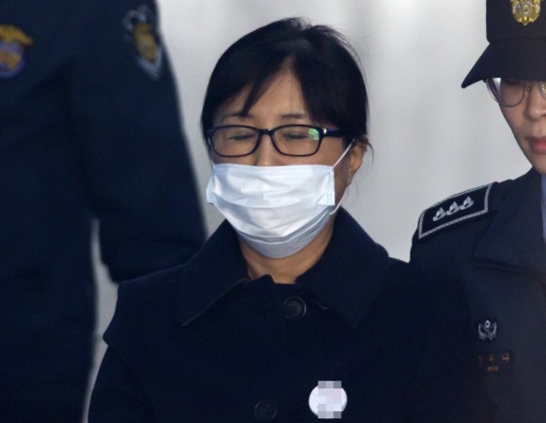 導致南韓前總統朴槿惠下台的「閨密干政門」主角崔順實,在歷經數個月的審理後,今天一審宣判處20年有期徒刑。(歐新社)
