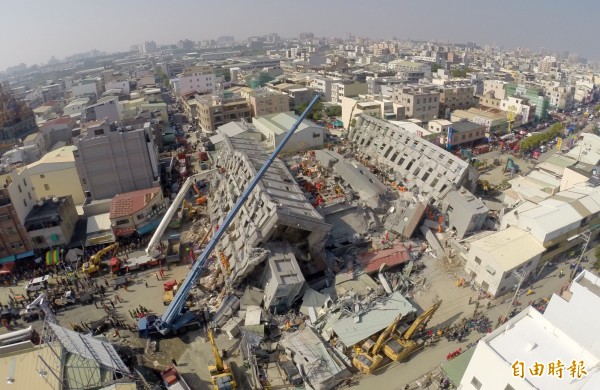 台南市永康維冠大樓在強震中倒塌,造成重大傷亡,原因疑為建造時偷工減料及大樓設計不良。(資料照,記者羅沛德攝)
