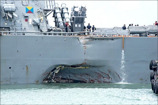 美海軍伯克級飛彈驅逐艦麥肯號21日與油輪碰撞，左舷側嚴重受創。（美聯社）