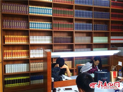 中國長春圖書館,自修室四周書牆面擺滿各類書籍,不過,這些其實都只是貼著書皮的「模型」。(圖取自新文化網)