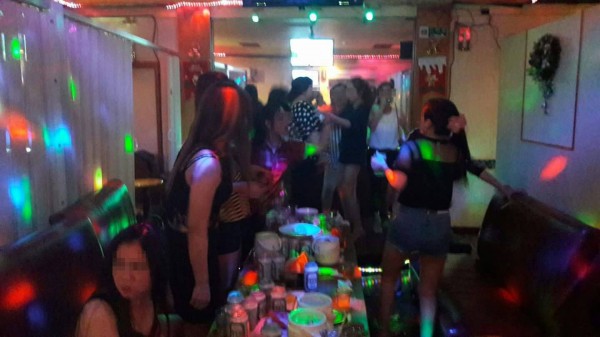 澎湖越南店以霓虹燈增加氣氛，讓客人流連忘返。（民眾提供）