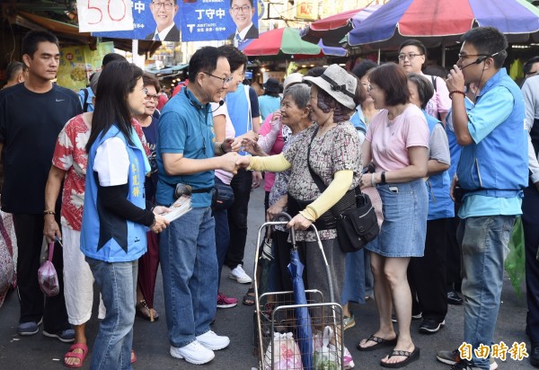 國民黨台北市長參選人丁守中（左）23日前往北投自強市場拜票。（記者簡榮豐攝）