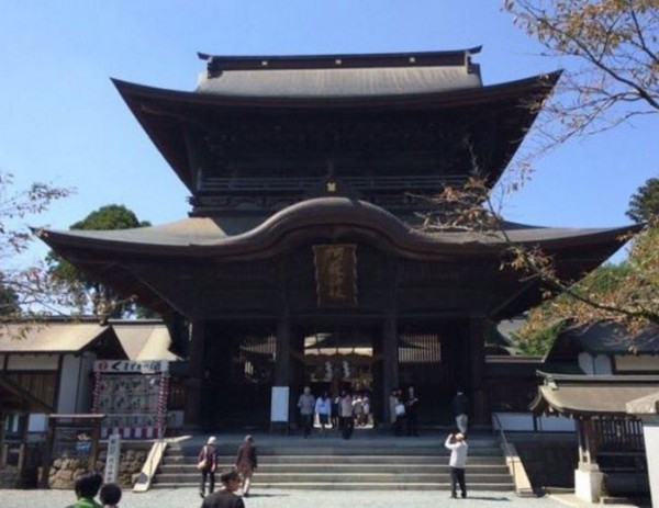 熊本縣阿蘇市的著名古蹟「阿蘇神社」的樓門也因強震倒塌。圖為倒塌前。(圖取自推特)