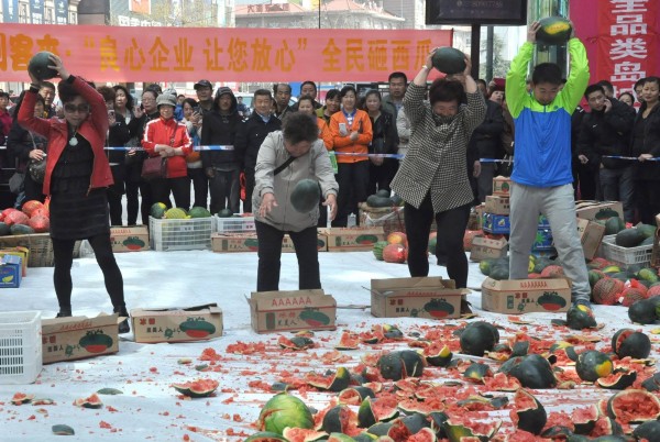 現場,眾多青島市民親手銷毀「問題西瓜」,銷毀總重量超過4噸。(圖擷自《央視》)