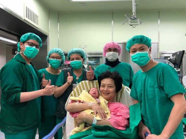 62歲吳女士自然產下健康男嬰,引發各界關注。(蕭勝文提供)