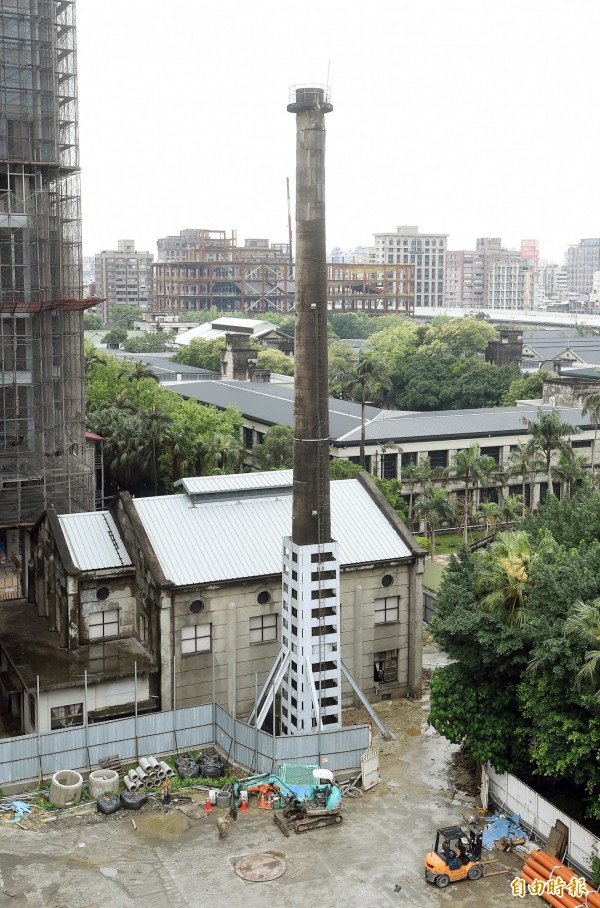 松山菸廠的煙囪傾斜,台北市政府文化局向遠雄巨蛋公司提告求償,今天二度開庭,依然各說各話。(資料照,記者方賓照攝)
