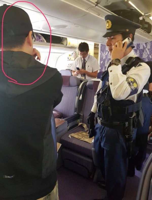 泰國旅客搭機前往日本時,被中國乘客偷走65萬日元(約新台幣17萬元),紅圈者即為嫌犯。(圖擷自Karn Chivangkun臉書)