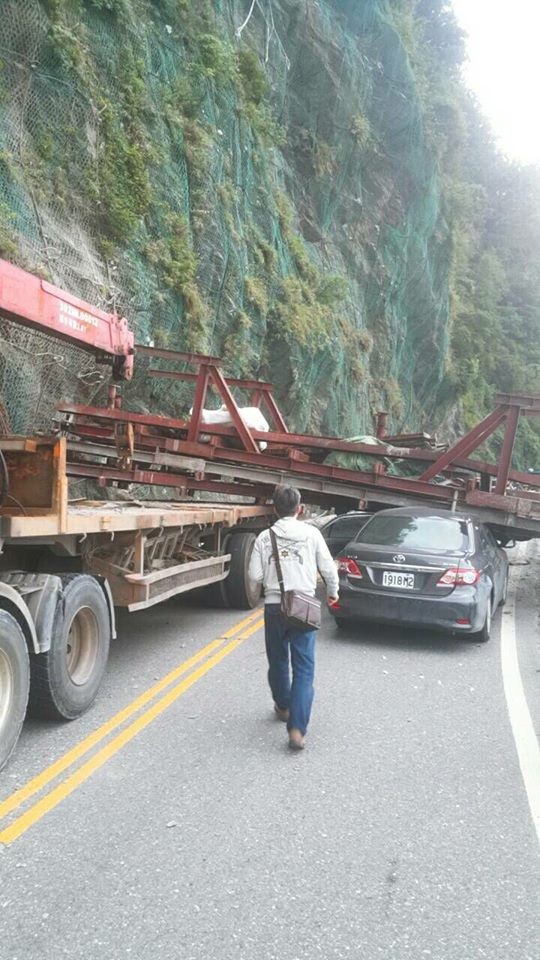 台9線蘇花公路140.4K驚傳車禍事故,目前全線封閉中。(圖擷自臉書「宜花東路況資訊」)