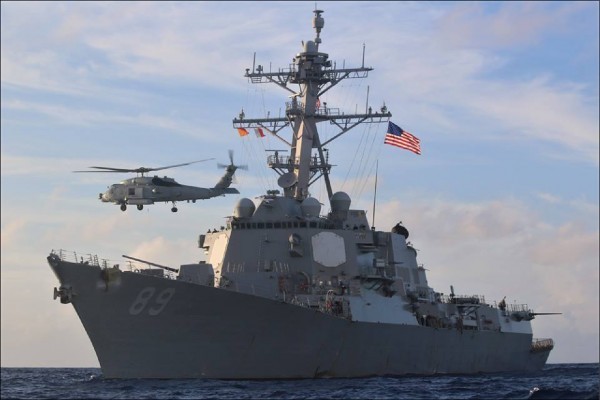 美國兩艘神盾級驅逐艦七日由南而北航經台灣海峽,這兩艘美艦在繞過台灣東北部海域,沿著台灣東部海域南下,也已經與北上的美國航母「雷根號」戰鬥群在台灣東部海域會合。圖為其中一艘驅逐艦「馬斯廷號」。(取自「馬斯廷號」驅逐艦臉書)
