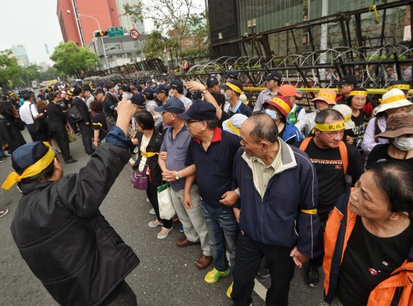 反年金改革的退休軍公教人員昨日在立院前發起抗議活動,抗爭的動機以及一連串的失序行為,讓網友們將這次抗議行為封為「要錢花運動」。(資料照,記者方賓照攝)