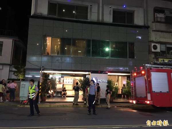 基隆柯達飯店7樓客房悶燒，消防趕抵滅火，飯店趕緊疏散客人。（記者林嘉東攝）