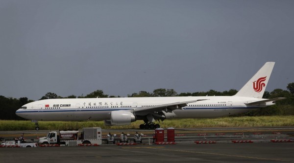 國航機師疑似在機上抽菸誤觸按鈕,導致機艙失壓,中國國際航空客機示意圖。(歐新社)