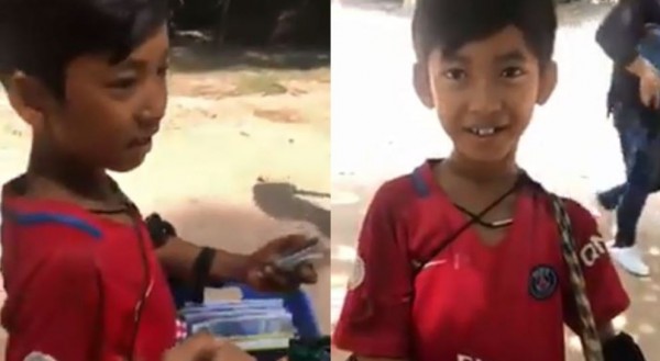 1名口操8国语言的柬埔寨小男孩对女游客兜售纪念品,语言能力相当惊人。(图撷取自YouTube)