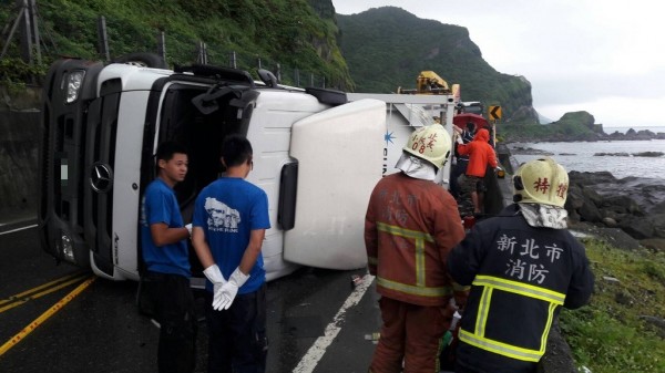化學槽車失控翻覆,駕駛及時爬出,車內氫氟酸,也未外洩,虛驚一場。(記者林嘉東翻攝)
