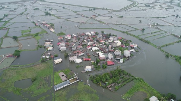 嘉義縣東石鄉掌潭村大淹水，居民撤村。（呂竑毅提供）