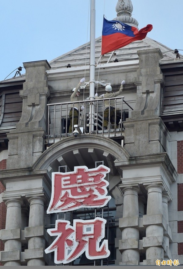 中華民國中樞暨各界慶祝一〇六年國慶大會10日舉行,總統府憲兵早上6點準時進行升旗典禮。(記者黃耀徵攝)