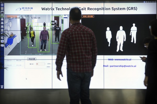 中國政府近日安裝了「步態識別」（gait recognition）系統，用來監視民眾，該技術號稱，他們光從人們的身形、走路姿勢就可以辨別身分，即使把臉遮住也沒用。（美聯社）