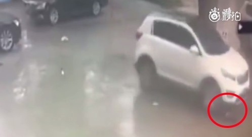 中國2歲男童遭到車子輾壓,過幾秒後,他自行站起來,跑回家睡覺,他睡醒才跟媽媽說他被車撞。(圖擷自《澎湃新聞》) 中國2歲男童遭到車子輾壓,過幾秒後,他自行站起來,跑回家睡覺,他睡醒才跟媽媽說他被車撞。(圖擷自《澎湃新聞》)