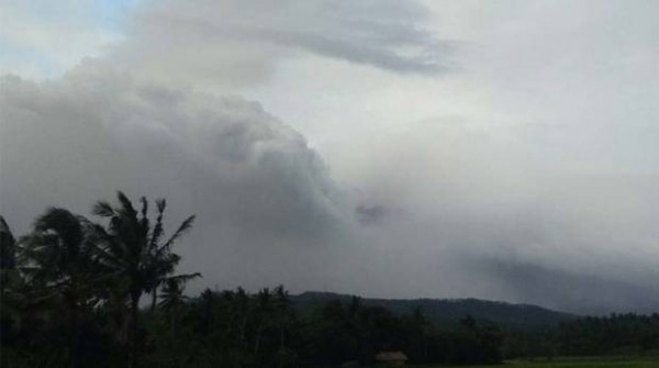 馬永火山昨天持續噴發出火山灰、火山岩,幾乎整片天空都被灰燼壟罩。(圖取自臉書)